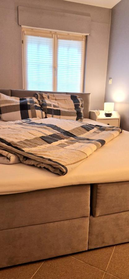 In Dellbrück Frisch Renoviert, 300 Meter Bis Zur Strassenbahn, Ruhige Lage Apartment *